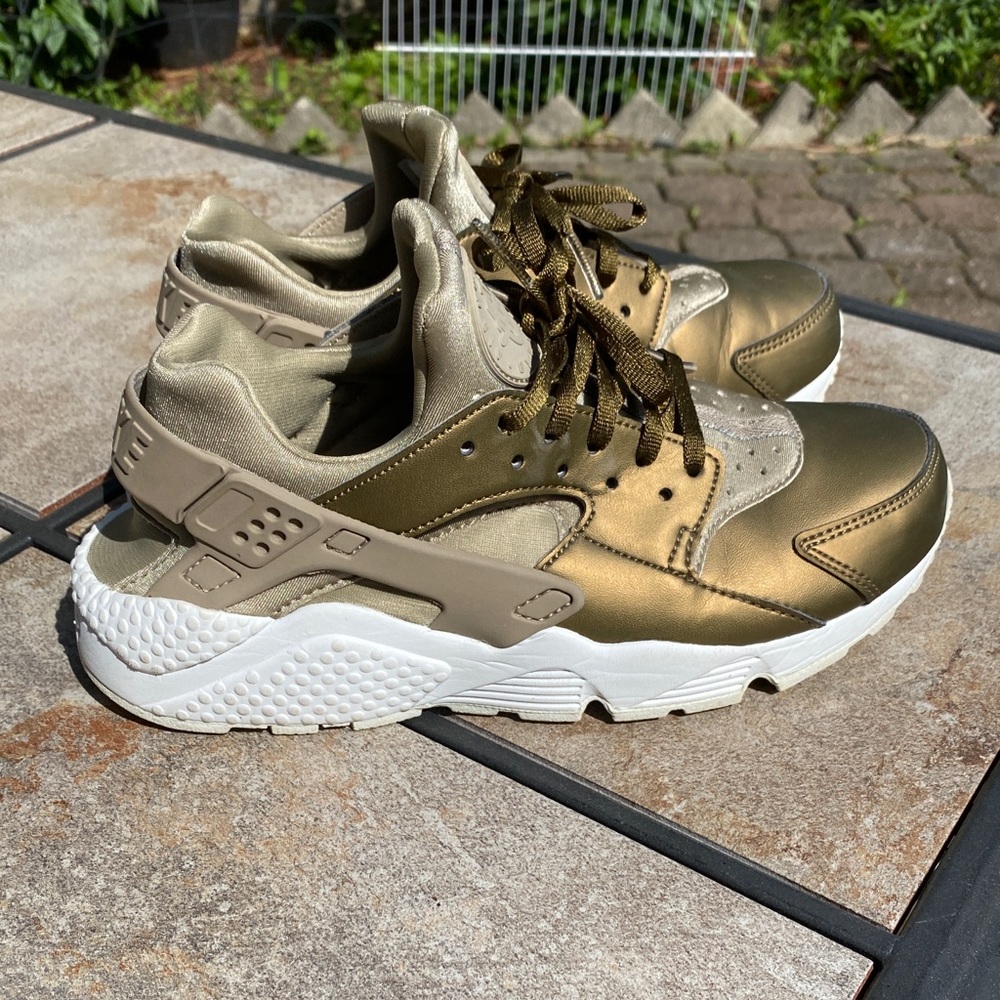 SOLD Nike Women’s Khaki Huarache US 7.5